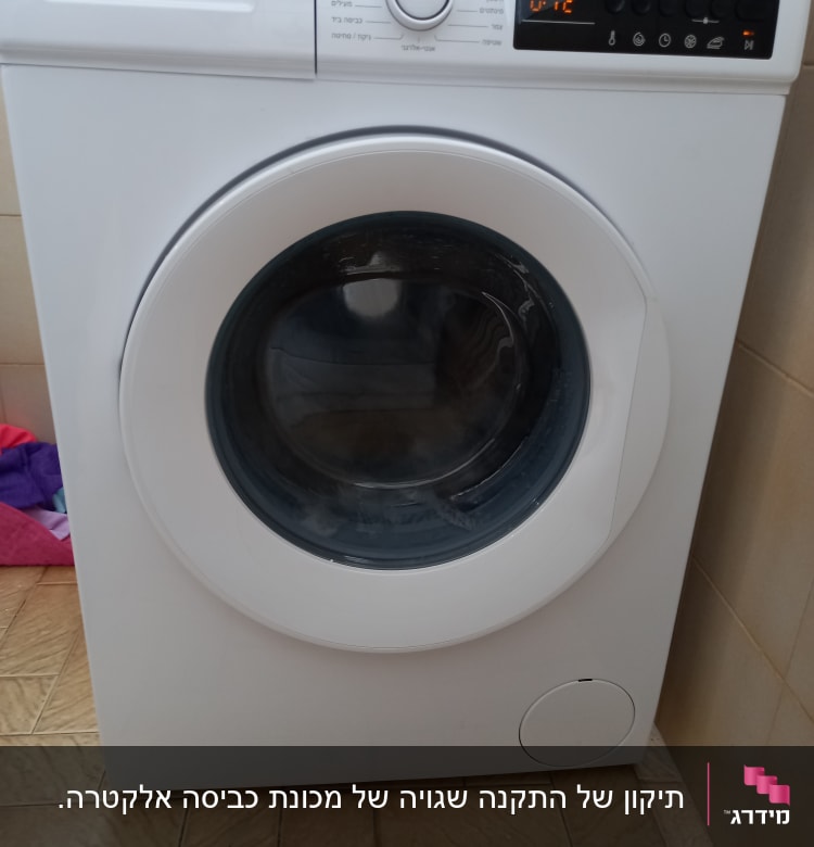 מכונת כביסה עם תצוגה דיגיטלית ולוח בקרה